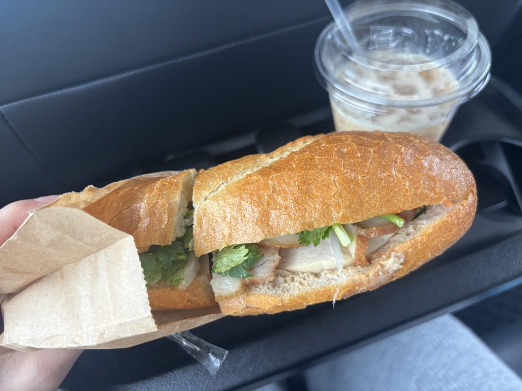 バインミーとカフェラテ