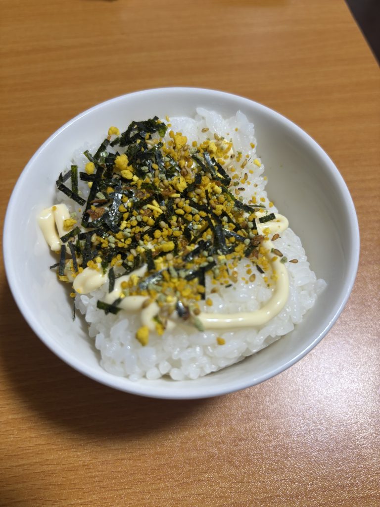 のりたまとマヨネーズをかけたご飯