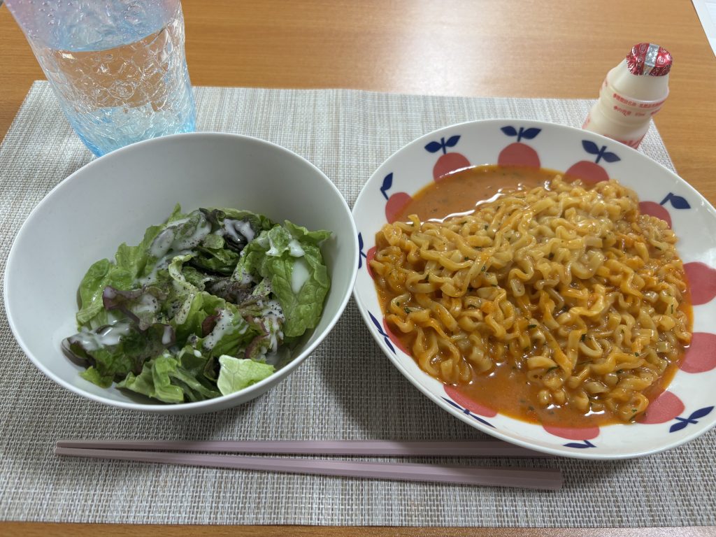 ブルダック麺とサラダとクロレラ