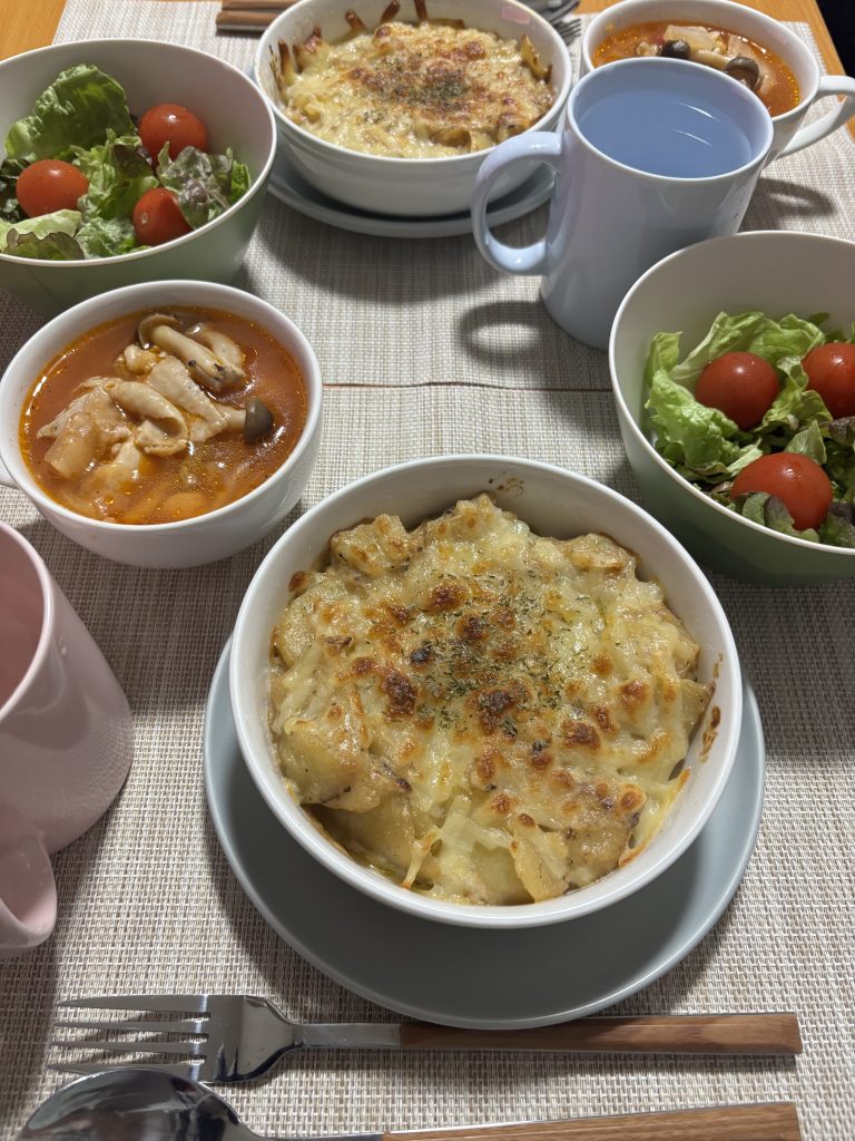 じゃがいもグラタンと、ミネストローネと、サラダ
