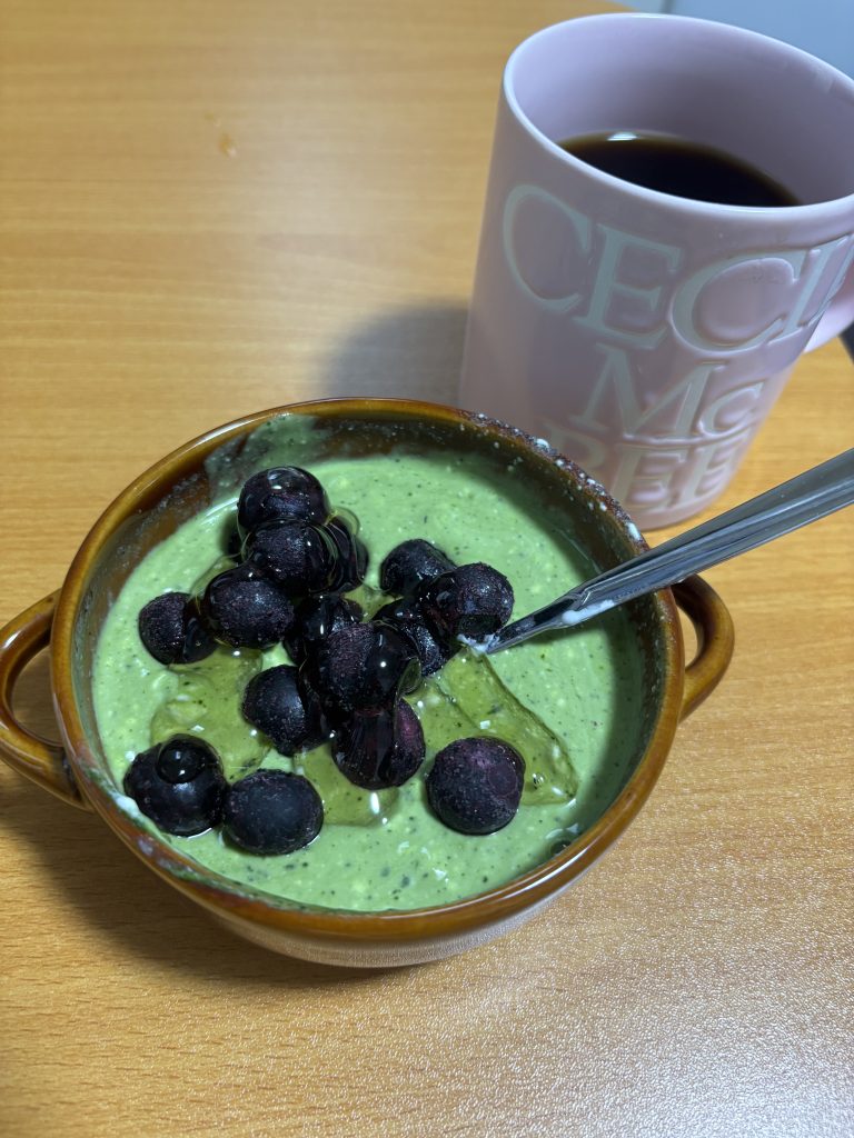 青汁ヨーグルトとブルーベリーとコーヒー