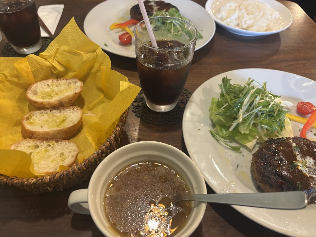 カフェのハンバーグプレート