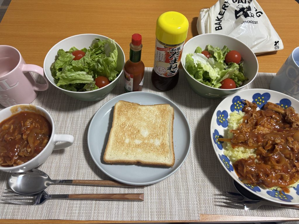 ハヤシライスとサラダとトースト