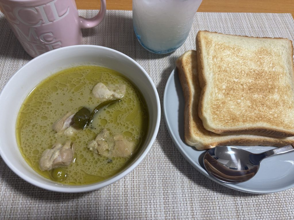 グリーンカレーと食パン2枚