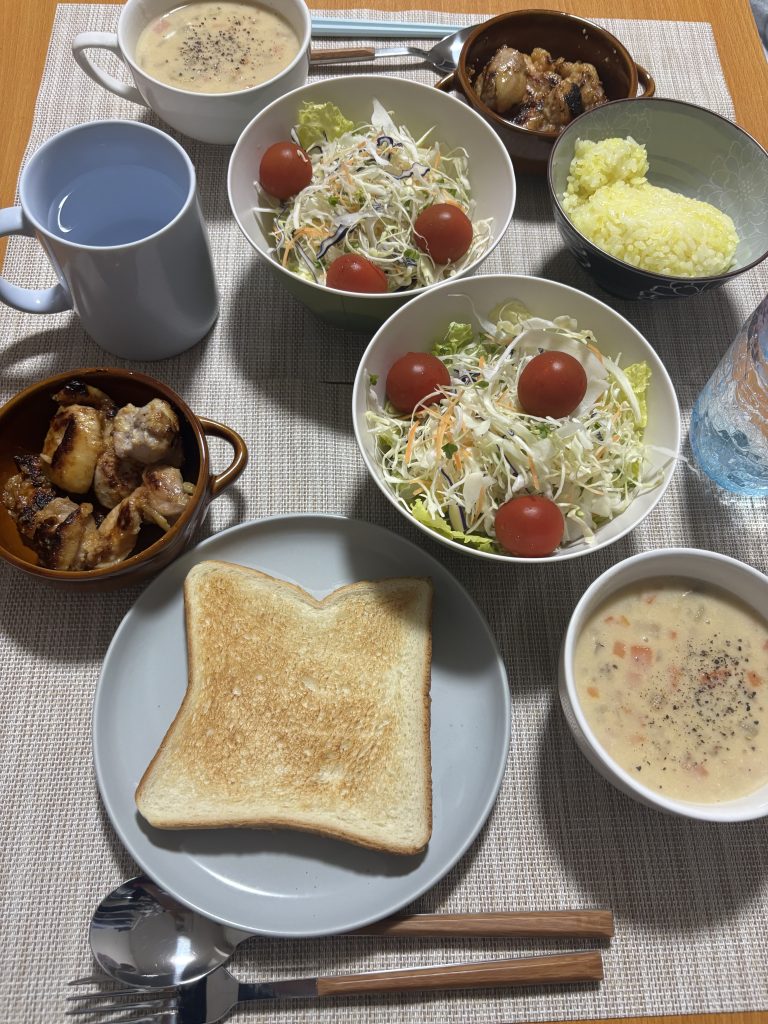 鶏肉とサラダとトーストとクラムチャウダー