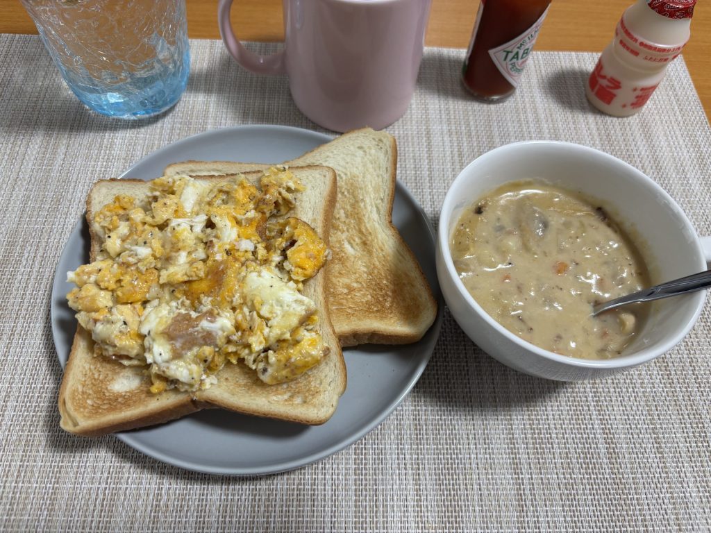 たまごトーストとクラムチャウダー
