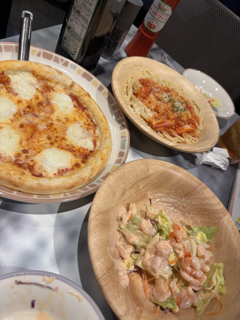 サイゼリアのピザとパスタとサラダ