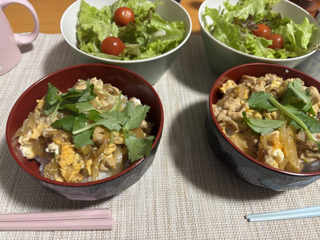 親子丼とサラダ